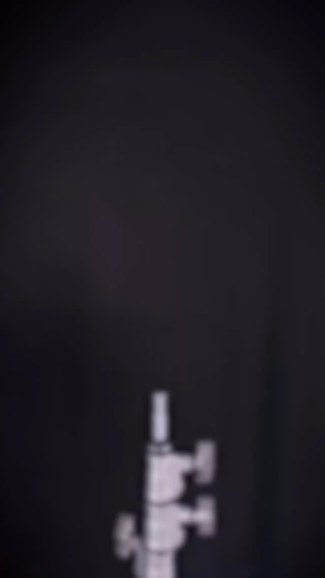 🎥 Découvrez les 5 types de lights chez Cinékinox et leurs caractéristiques uniques :

1️⃣ Le grand light dôme🐝
Pour un éclairage direct et précis, elle réduit la dispersion de la lumière et crée des ombres marquées, parfaite pour des capturer des détails.

2️⃣ Light boule chinoise 🎐
Il permet d’obtenir une lumière douce et homogène grâce à ses deux diff interne et externe qui répartissent la lumière de manière uniforme. Cela permet d’obtenir des éclairages naturels et flatteurs pour les portraits, les interviews, les scènes de produits, etc.

3️⃣ Light lentille Fresnel 🔍
La lentille de fresnel en verre borosilicate résistant aux hautes températures optimise la transparence et la transmission de la lumière et permet d’augmenter l’intensité lumineuse jusqu’à 13,2x, en fonction de l’unité lumineuse utilisée.

4️⃣ L’hyper réflecteur 🌕
Le réflecteur standard à monture Bowens utilise une texture douce et pointillée pour améliorer l’éclairement d’une source LED ponctuelle, tout en maintenant une sortie uniforme. Parfait pour éclairer une zone délimité.

👉 Et vous quelle light utilisez-vous le plus souvent dans vos projets ?