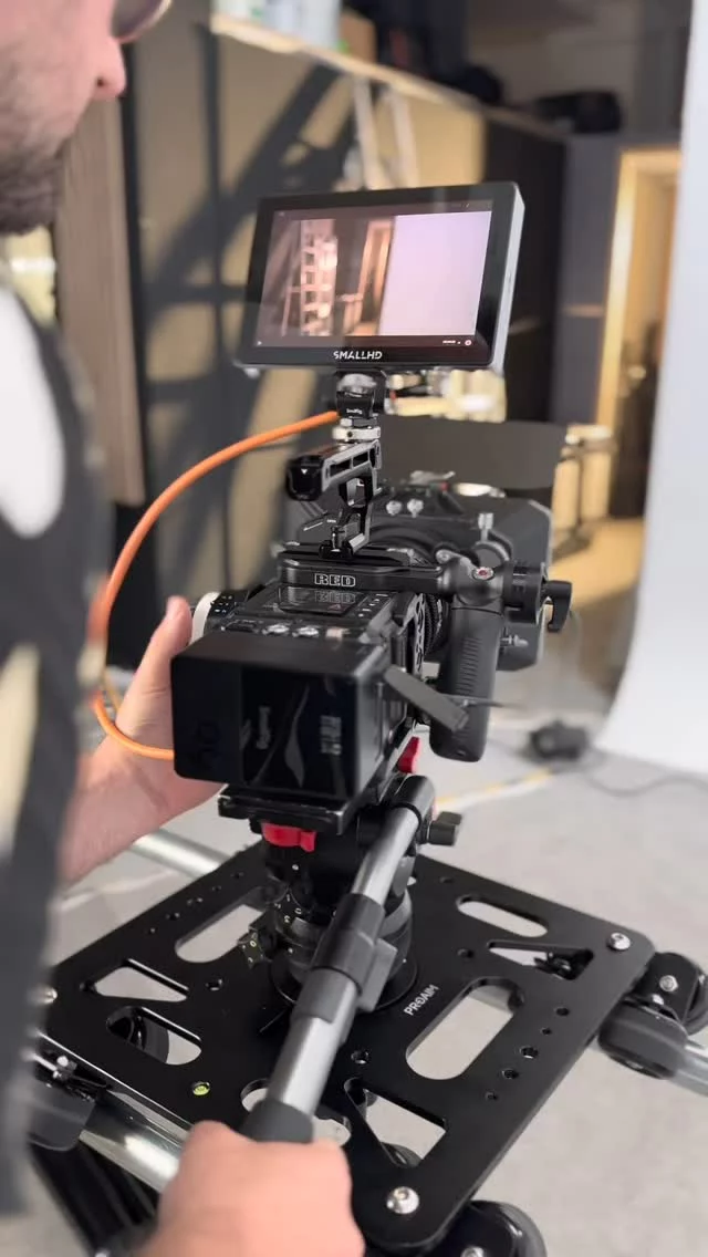 🎬 Setup cinema chez Cinekinox !
Un setup pro pour des tournages de haut niveau 🔥

🎥 Caméra : RED Komodo 6K
📽️ Optique : Sigma Cine 18-35mm T2
🛞 Dolly : Proaim Breeza Video Dolly
💡 Lumière : Aputure Storm 1200x + Fresnel FL12 

Du matériel de qualité, prêt à sublimer vos productions.
📦 Disponible à la location chez @cinekinox

👉 Réserve ton équipement dès maintenant pour ton prochain tournage !

#cinekinox #locationaudiovisuel #tournage #cinematographygear #filmsetup #redkomodo #aputurestorm #sigmacine #videodolly #btsfilm #matérielcinéma